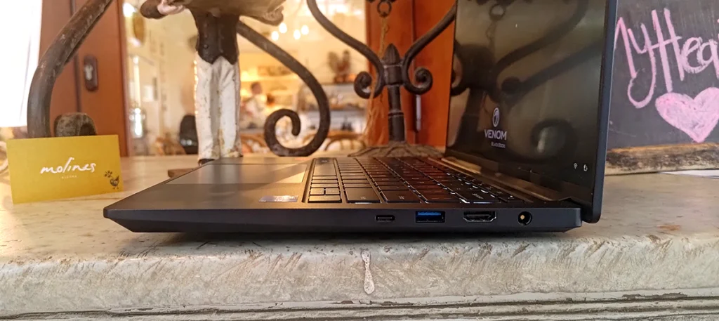 Venom BlackBook Zero 14 Phantom review right side