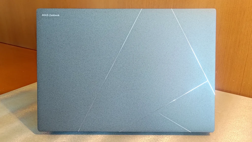 Asus Zenbook S 14 lid